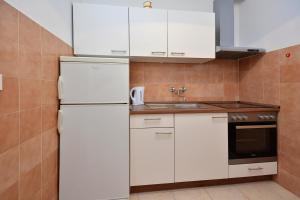 Kuchyňa alebo kuchynka v ubytovaní Apartments by the sea Pisak, Omis - 7521