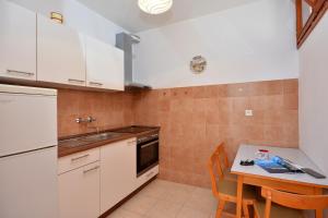 Kuchyňa alebo kuchynka v ubytovaní Apartments by the sea Pisak, Omis - 7521