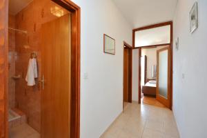 Kúpeľňa v ubytovaní Apartments by the sea Pisak, Omis - 7521