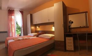 Posteľ alebo postele v izbe v ubytovaní Apartments with a parking space Rabac, Labin - 7442