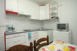 Kuchyňa alebo kuchynka v ubytovaní Apartments with a parking space Rabac, Labin - 7442