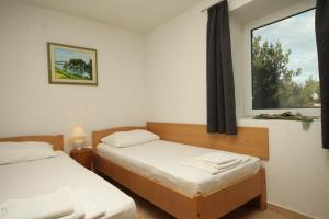 プレマントゥーラにあるApartments with a parking space Premantura, Medulin - 7464のベッド2台と窓のある寝室