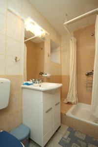 プレマントゥーラにあるApartments with a parking space Premantura, Medulin - 7464の洗面台、浴槽、トイレを備えたバスルーム
