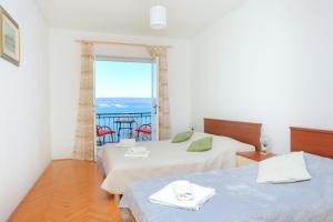Posteľ alebo postele v izbe v ubytovaní Apartments by the sea Mimice, Omis - 7522