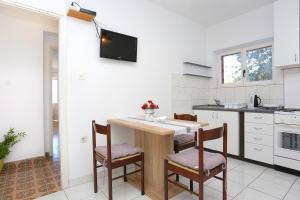 Kuchyňa alebo kuchynka v ubytovaní Apartments by the sea Mimice, Omis - 7522 + 26 fotografií