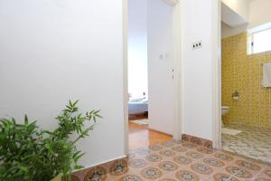 Kúpeľňa v ubytovaní Apartments by the sea Mimice, Omis - 7522