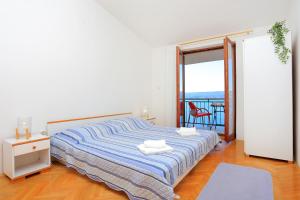Posteľ alebo postele v izbe v ubytovaní Apartments by the sea Mimice, Omis - 7522