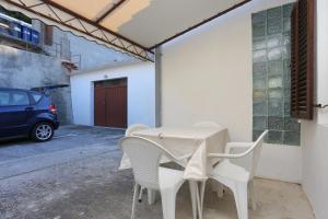 Fotografia z galérie ubytovania Apartments by the sea Mimice, Omis - 7522 v Mimiciach