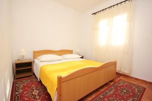 Posteľ alebo postele v izbe v ubytovaní Apartments by the sea Razanj, Rogoznica - 7485