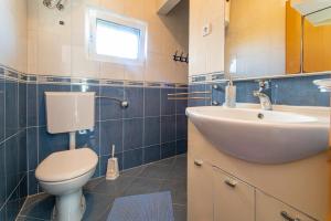 Kúpeľňa v ubytovaní Apartments by the sea Razanj, Rogoznica - 7485