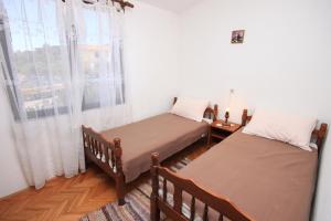Posteľ alebo postele v izbe v ubytovaní Apartments with parking spaces Rogoznica - 7541