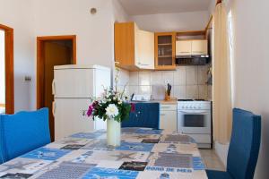 Kuchyňa alebo kuchynka v ubytovaní Apartments by the sea Razanj, Rogoznica - 7485