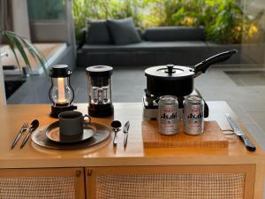 hotel sou #sou في غوتو: طاولة عليها صانع قهوة و قدر