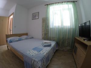 Postel nebo postele na pokoji v ubytování Apartments and rooms by the sea Bibinje, Zadar - 6199