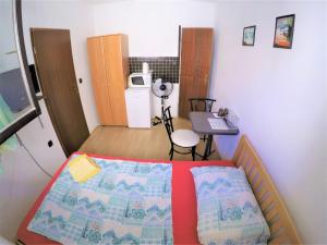 Postel nebo postele na pokoji v ubytování Apartments and rooms by the sea Bibinje, Zadar - 6199