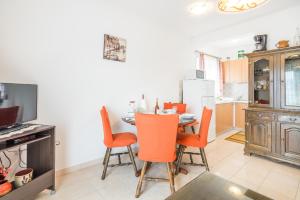 een keuken met een tafel en stoelen in een kamer bij Apartment Arbanija 7543a in Trogir