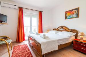 1 dormitorio con cama y ventana grande en Apartments with a parking space Arbanija, Ciovo - 7543 en Trogir
