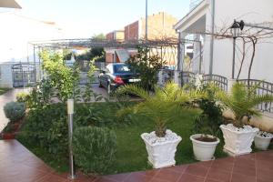 Vonkajšia záhrada v ubytovaní Apartments with a parking space Okrug Gornji, Ciovo - 7546