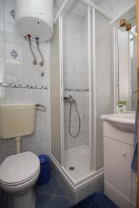Kúpeľňa v ubytovaní Apartments with a parking space Okrug Gornji, Ciovo - 7546