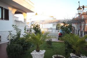 Vonkajšia záhrada v ubytovaní Apartments with a parking space Okrug Gornji, Ciovo - 7546