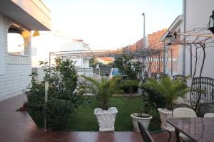 Vonkajšia záhrada v ubytovaní Apartments with a parking space Okrug Gornji, Ciovo - 7546