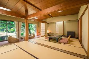 a living room with a table and chairs at Hotel Hagoromo in Shizuoka