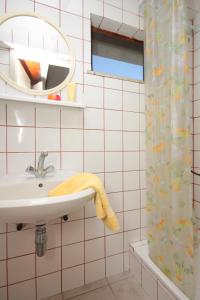 烏馬格的住宿－Seaside holiday house Umag - 7632，一间带水槽、镜子和淋浴的浴室