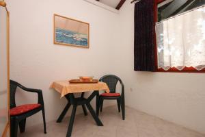 烏馬格的住宿－Seaside holiday house Umag - 7632，一张小桌子和椅子