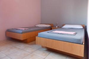 2 Betten in einem kleinen Zimmer mit ermottermott in der Unterkunft Apartments with a parking space Podstrana, Split - 7572 in Podstrana