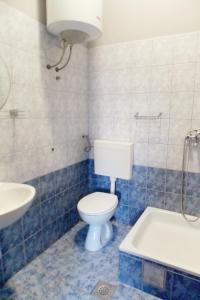 ein Badezimmer mit Toilette, Waschbecken und Badewanne in der Unterkunft Apartments with a parking space Podstrana, Split - 7572 in Podstrana + 22 Fotos