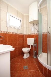 ห้องน้ำของ Family friendly seaside apartments Slatine, Ciovo - 7584