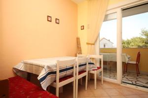 Posteľ alebo postele v izbe v ubytovaní Family friendly seaside apartments Slatine, Ciovo - 7584