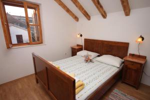 Posteľ alebo postele v izbe v ubytovaní Seaside holiday house Kastel Novi, Kastela - 7554