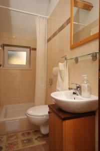 łazienka z umywalką, toaletą i wanną w obiekcie Seaside holiday house Kastel Novi, Kastela - 7554 w mieście Kaštela