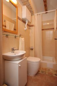 Kúpeľňa v ubytovaní Seaside holiday house Kastel Novi, Kastela - 7554