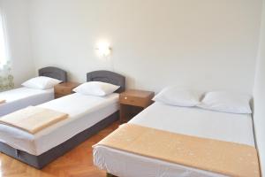 Fotografia z galérie ubytovania Family friendly apartments with a swimming pool Razanj, Rogoznica - 7606 v Ražanji