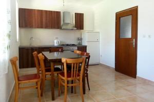 Fotografia z galérie ubytovania Family friendly apartments with a swimming pool Razanj, Rogoznica - 7606 v Ražanji