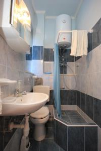łazienka z toaletą i umywalką w obiekcie Apartments with WiFi Split - 7586 w Splicie