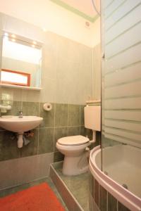 łazienka z toaletą i umywalką w obiekcie Apartments with WiFi Split - 7586 w Splicie