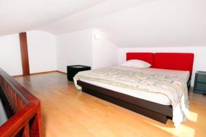 Posteľ alebo postele v izbe v ubytovaní Family friendly apartments with a swimming pool Rogoznica - 7557 + 28 fotografií
