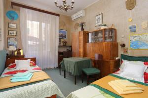 Zimmer mit 2 Betten und einem Tisch in der Unterkunft Apartments with WiFi Split - 7588 in Split