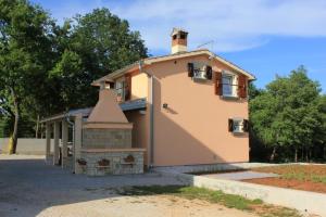 une petite maison avec une cheminée en haut dans l'établissement Apartments with a parking space Sveti Martin, Central Istria - Sredisnja Istra - 7634, à Labin