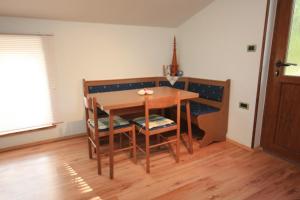 a table and chairs in a room with a wooden floor at Apartments with a parking space Sveti Martin, Central Istria - Sredisnja Istra - 7634 in Labin