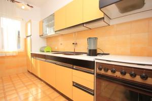 Kuchyň nebo kuchyňský kout v ubytování Holiday apartments Pjescana Uvala, Pula - 7652