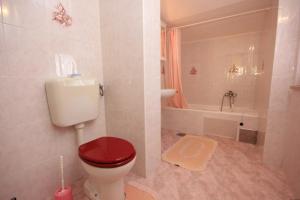 Koupelna v ubytování Holiday apartments Pjescana Uvala, Pula - 7652