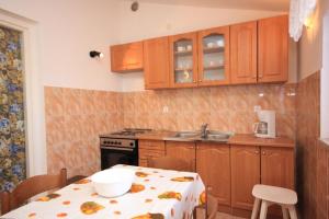 Kuchyň nebo kuchyňský kout v ubytování Holiday apartments Pjescana Uvala, Pula - 7652