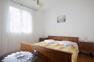 een slaapkamer met een bed, een tafel en een raam bij Apartments with a parking space Rabac, Labin - 7622 in Rabac