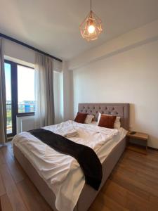 1 dormitorio con 1 cama grande y ventana grande en Fratelli Sea View, en Mamaia