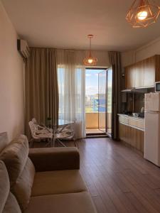 sala de estar con sofá, mesa y cocina en Fratelli Sea View, en Mamaia