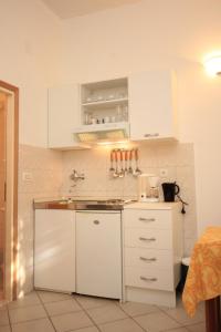 Galeriebild der Unterkunft Apartments by the sea Slatine, Ciovo - 7512 in Slatine